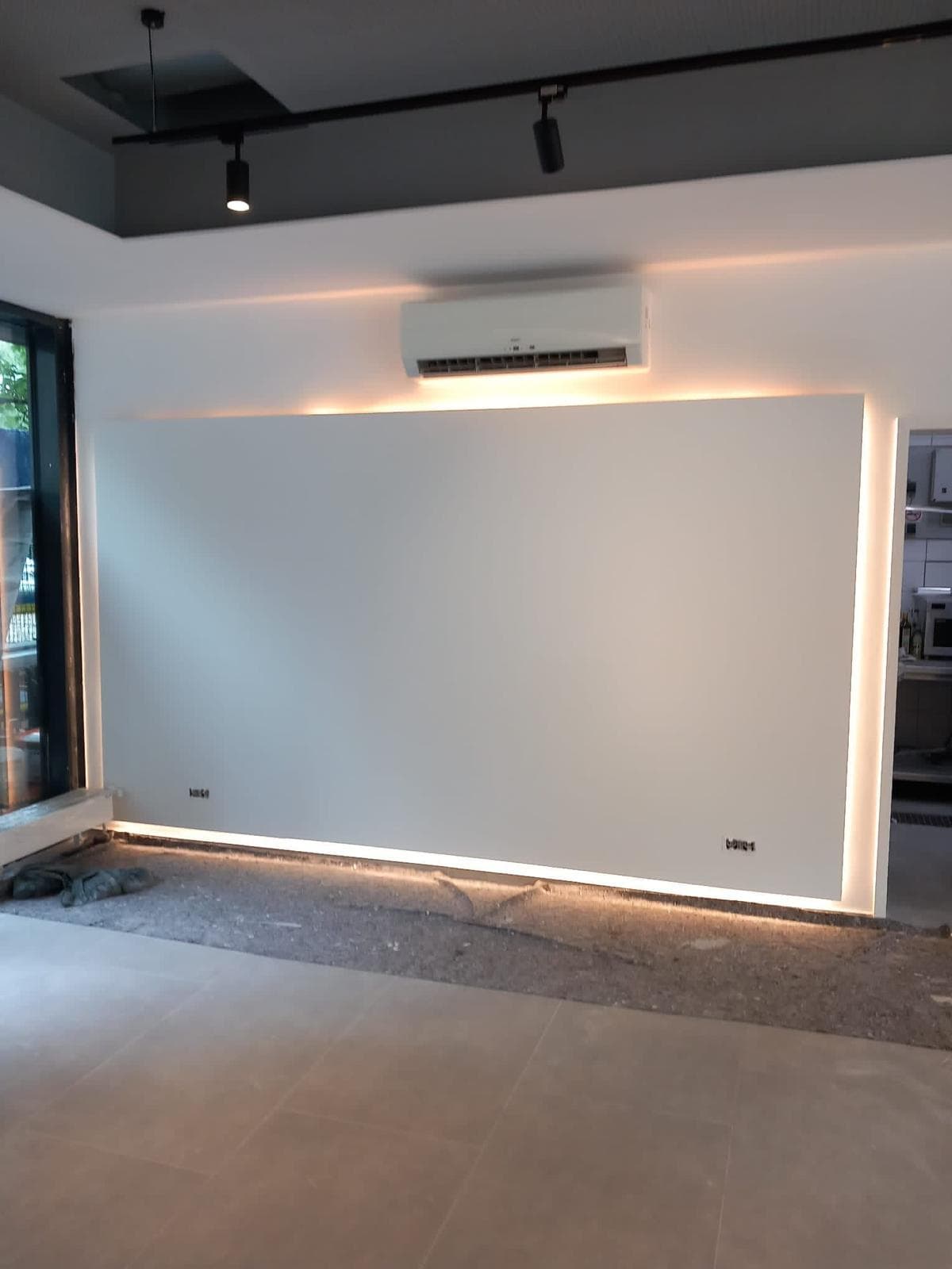 Raum mit indirekter Beleuchtung an Wand und Decke