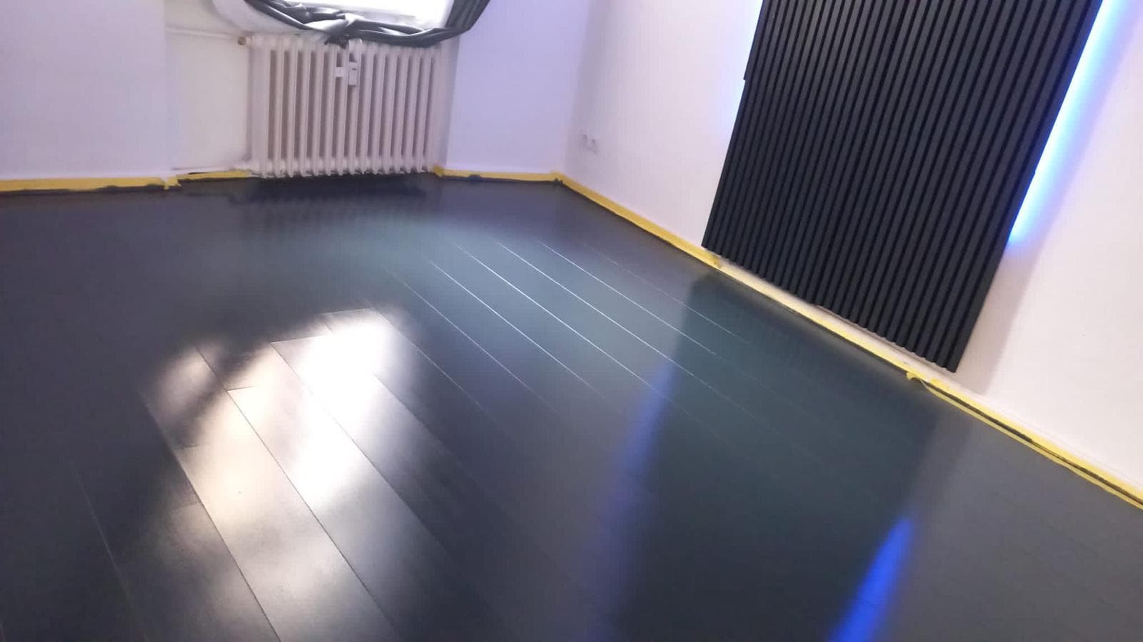 Raum mit dunkler, glänzender Bodenfläche