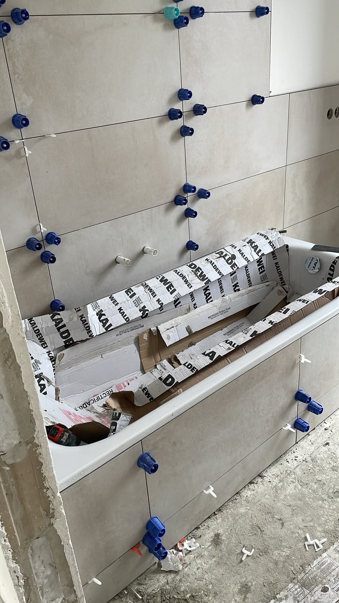 Geflieste Wand oberhalb einer Badewanne