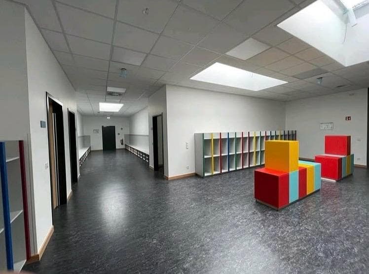 Gemeinschaftsraum mit dunklem Bodenbelag