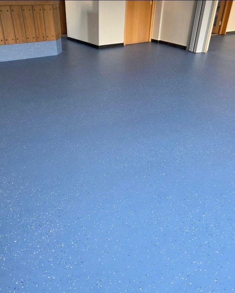 Blaue Bodenfläche in einem Raum