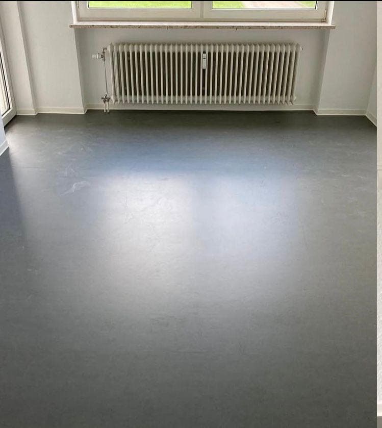 Raum mit dunklem Boden und Heizkörper