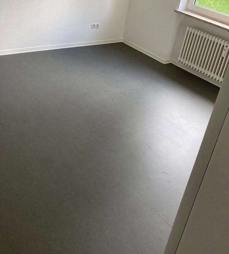 Raum mit gleichmäßiger dunkler Bodenfläche