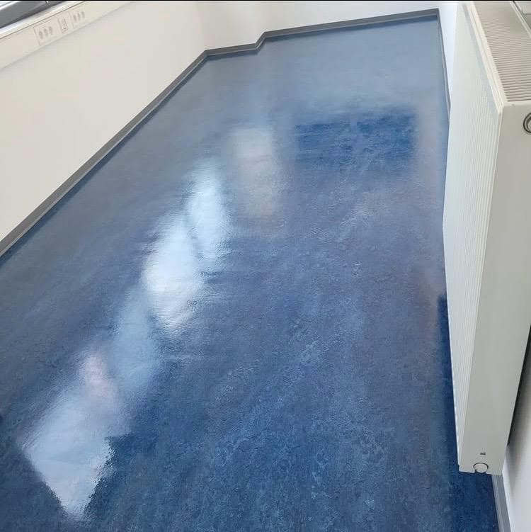 Blauer Bodenbelag in einem Raum