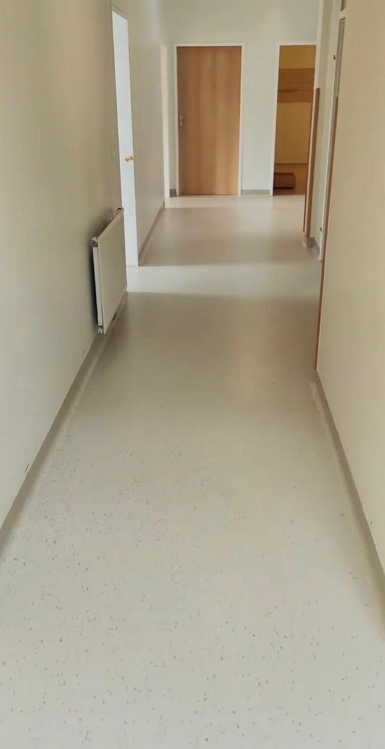Heller Bodenbelag in einem langen Flur