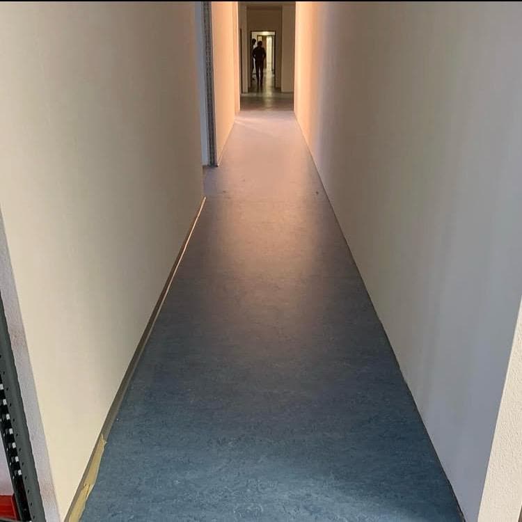 Dunkler Bodenbelag in einem schmalen Flur
