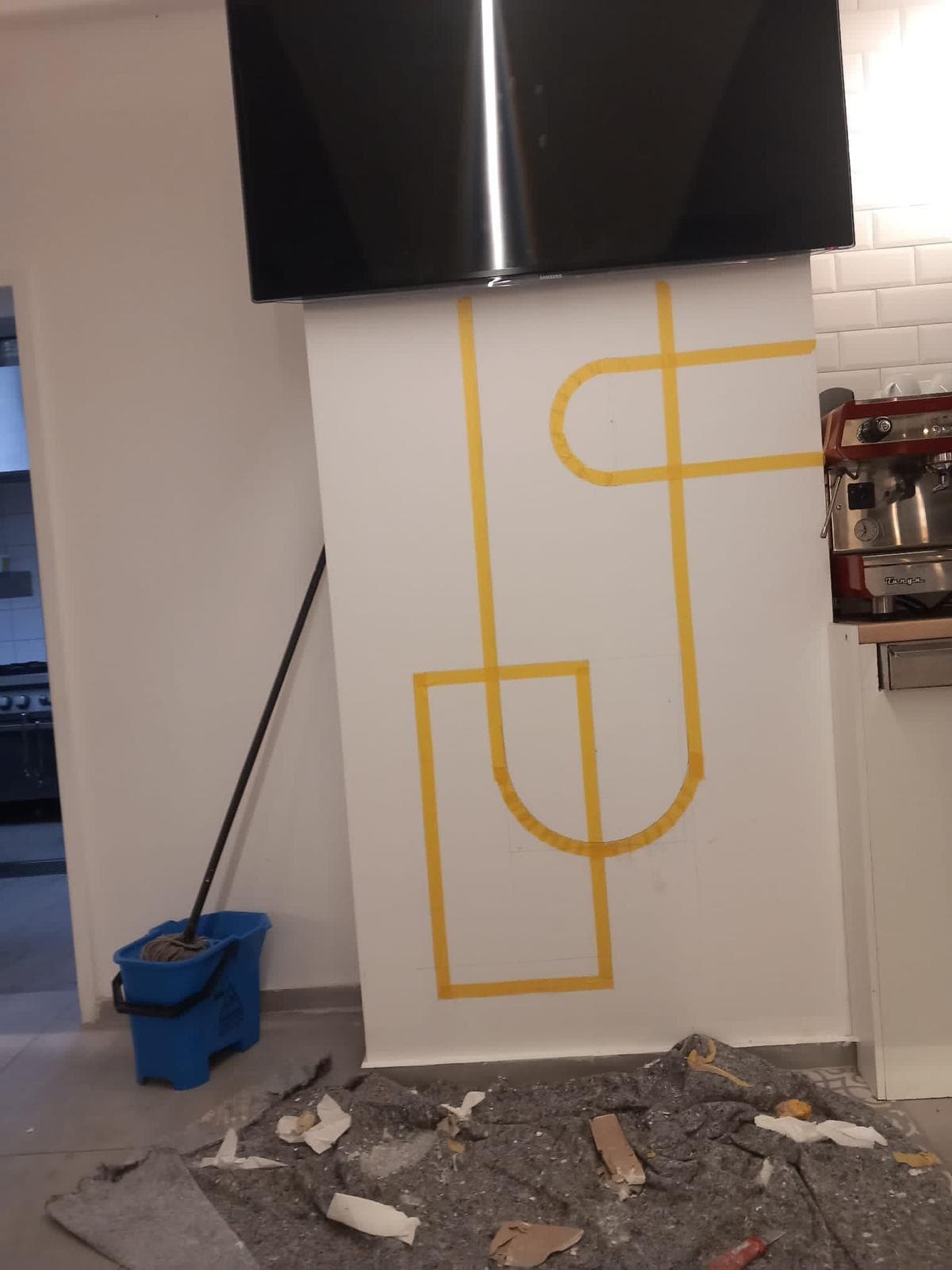 Beginn einer geometrischen Wandgestaltung