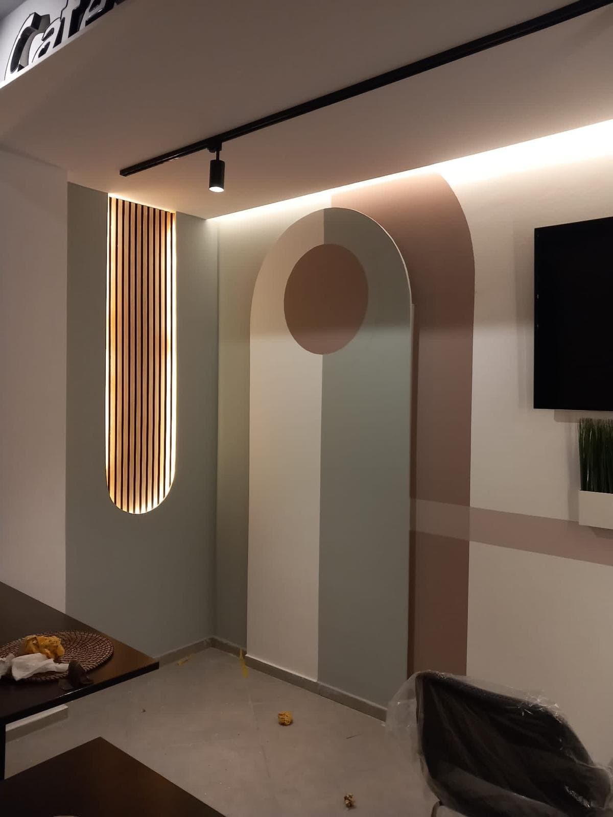 Farblich gestaltete Wand mit Beleuchtung