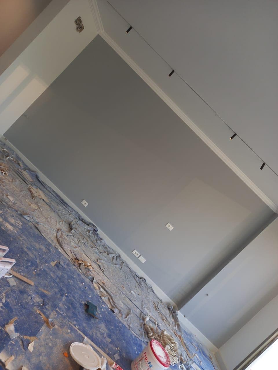 Raum mit bearbeiteter Decke und vorbereiteten Wänden